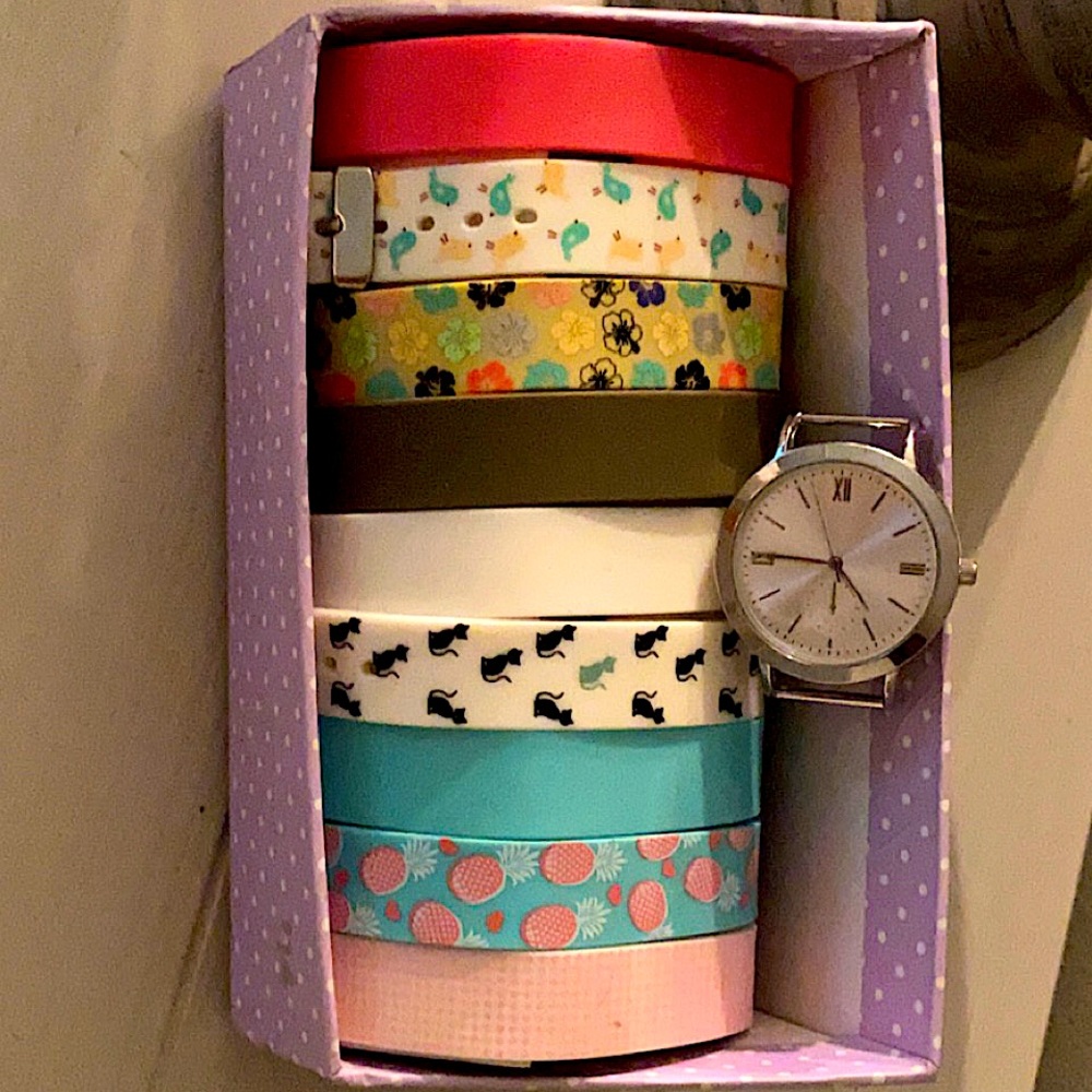 Watch with 9 bands, easy to change, cute patterns!